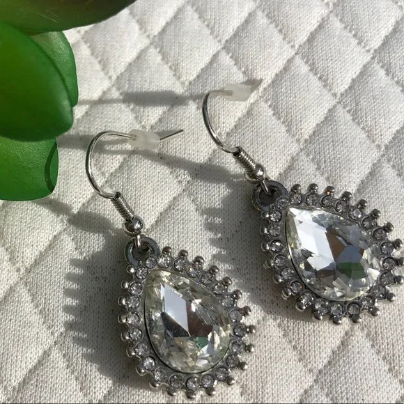 Sparkly drop earrings. Fun and timeless ✨ - Picture 1 of 8
